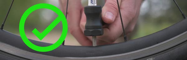 Как накачивать велосипедное колесо
